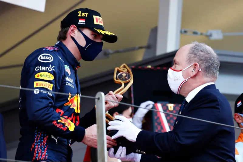 Max Verstappen recibe su trofeo por ganar el GP de Mónaco - (Getty Images / Red Bull Content Pool)