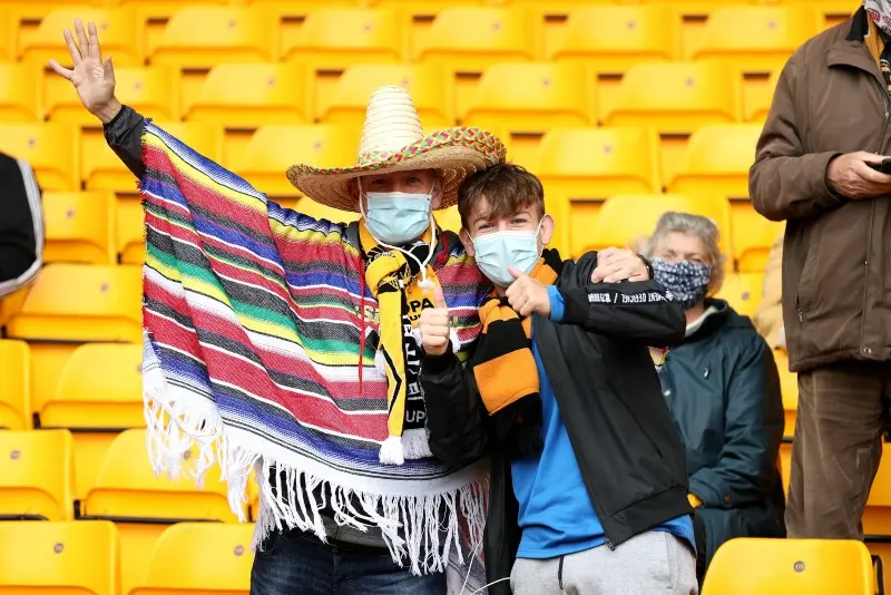Hubo 10 mil aficionados en el estadio (@WolvesEspanol)