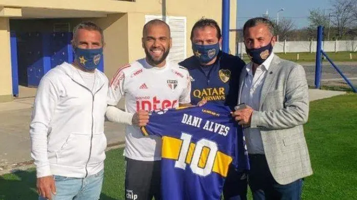 Dani Alves y el jersey de Boca - @danialves