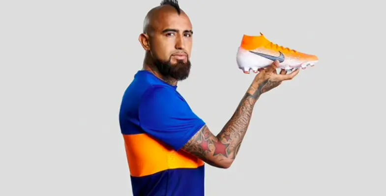 Vidal con un jersey similar al 'Xeneize' - @totalsoccerofficial