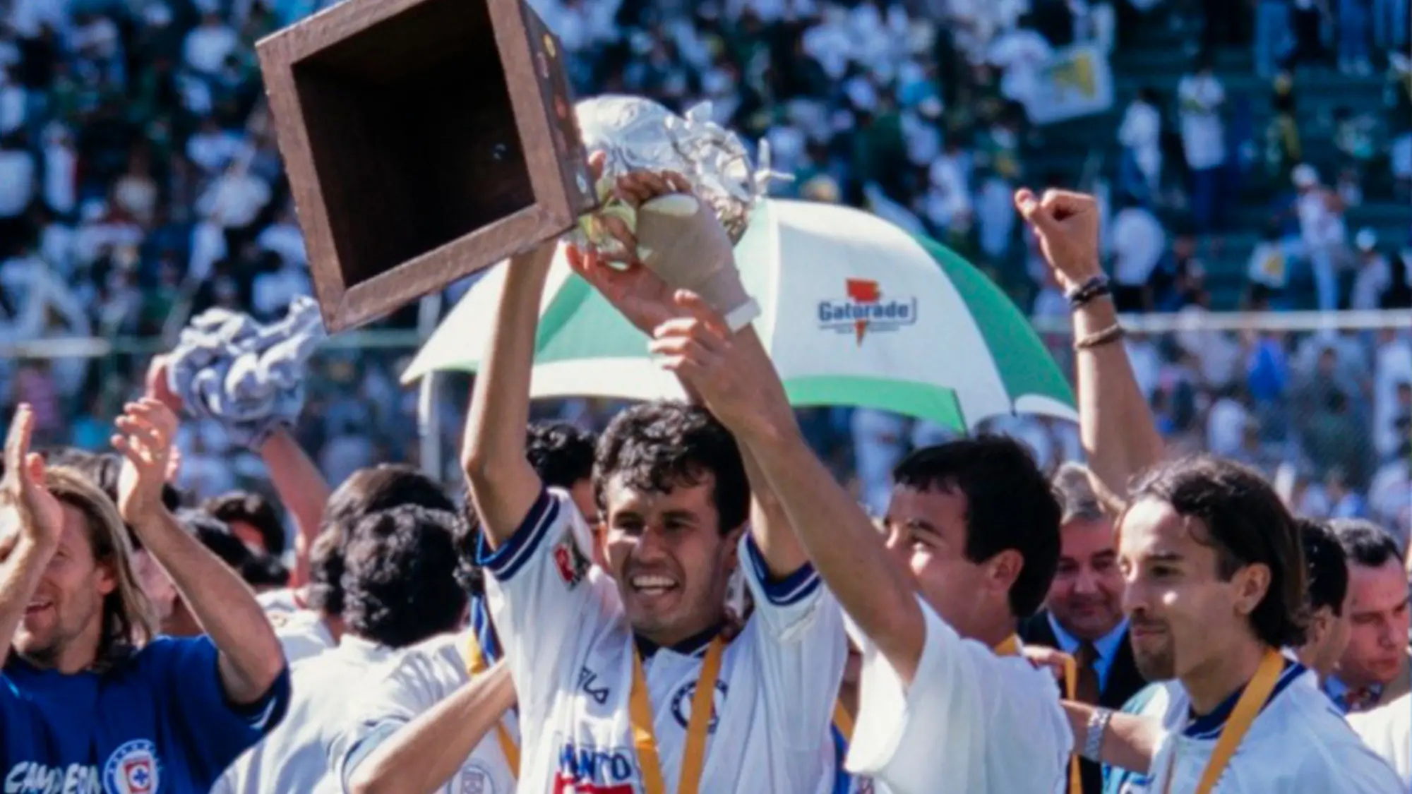 Juan Reynoso como capitán de Cruz Azul en 1997 - @LigaBBVAMX