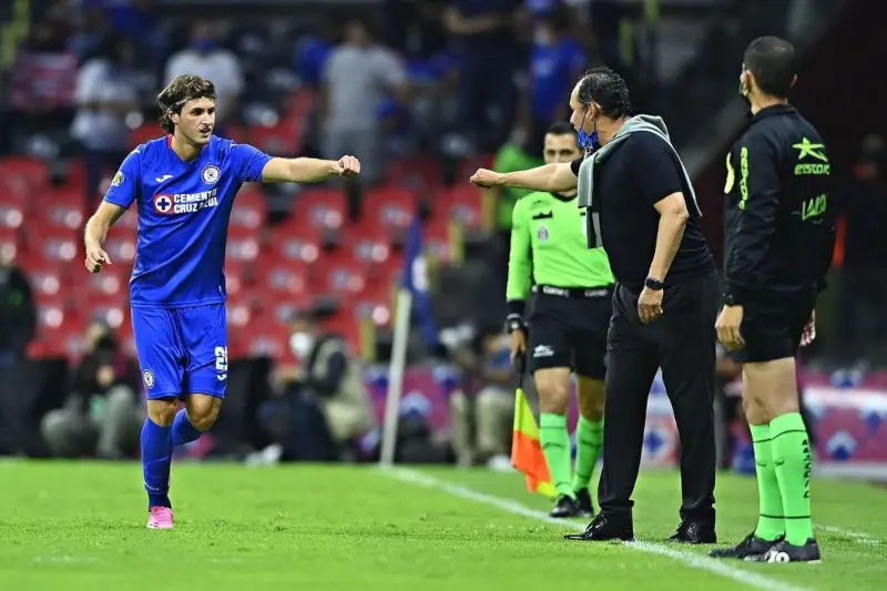 El entrenador de Cruz Azul, Juan Reynoso, durante un partido del Clausura 2021. (Instagram @cruzazul)