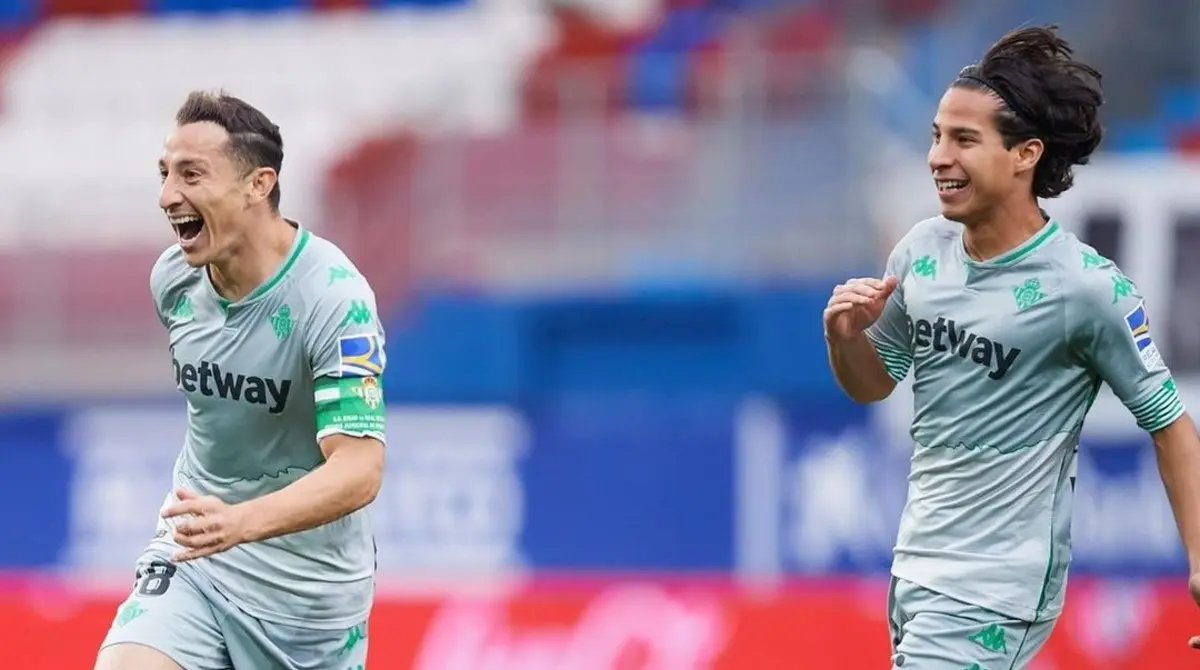 Andrés Guardado y Diego Lainez celebran un gol del Real Betis - Instagram @diego_lainez