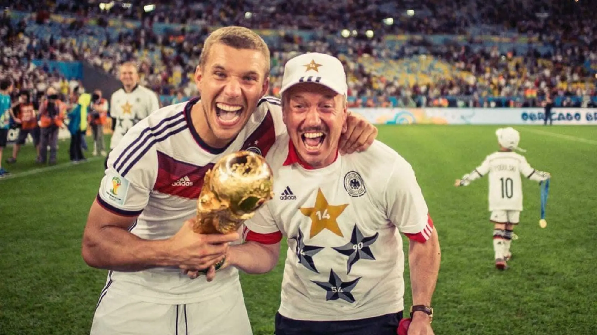 Podolski con la copa del mundo - @poldi_official