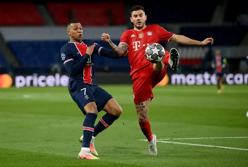 Mbappé compite una pelea con Lucas Hernández en el PSG vs Bayern Munich - Twitter @FCBayern