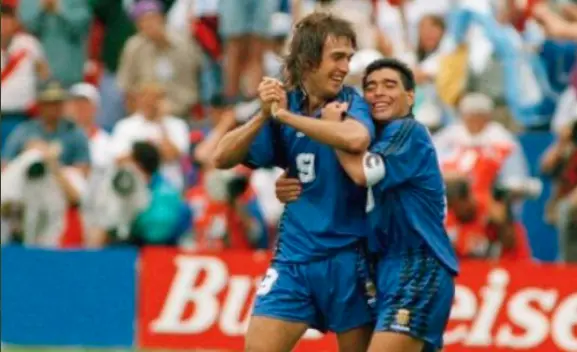 'Batigol' celebrando con Maradona (Twitter - @GBatistutaOK)