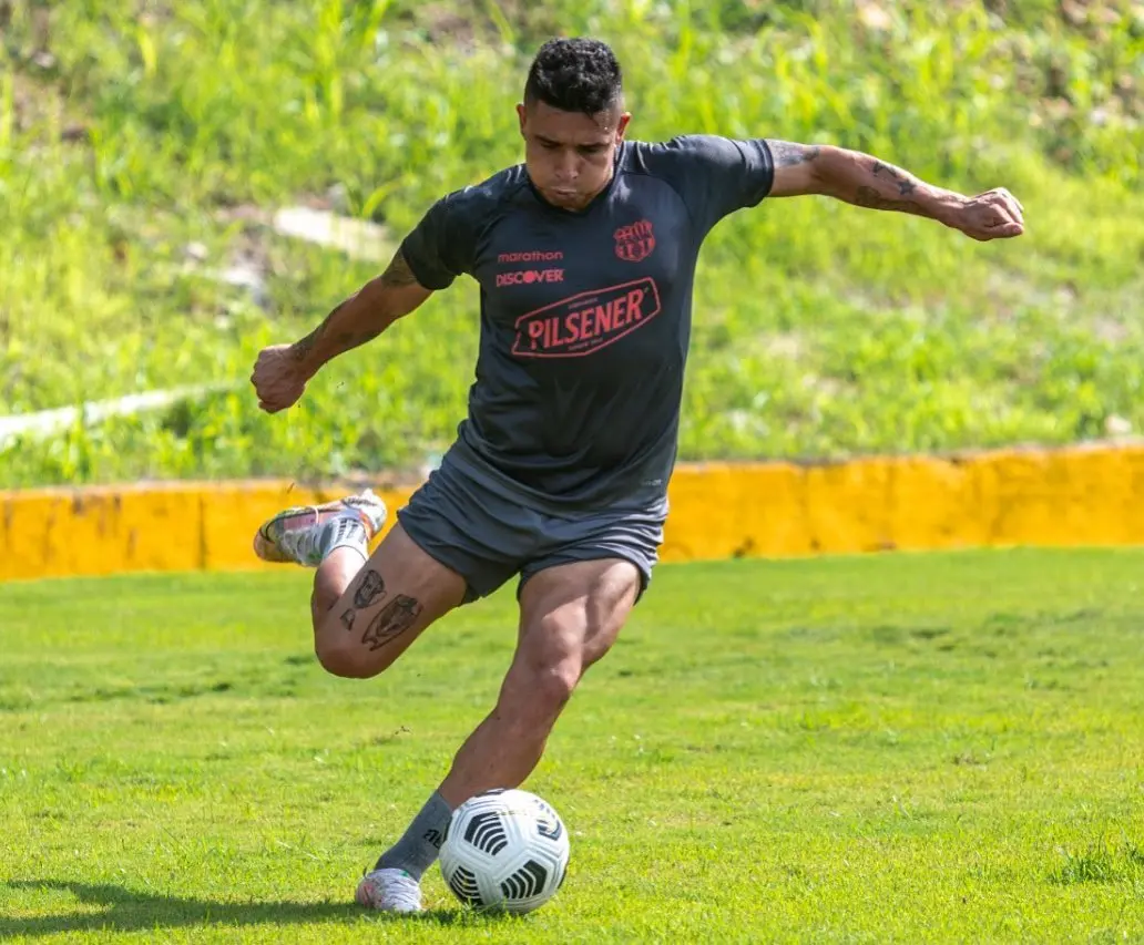 Pineida en un entrenamiento con Barcelona SC - @donpine