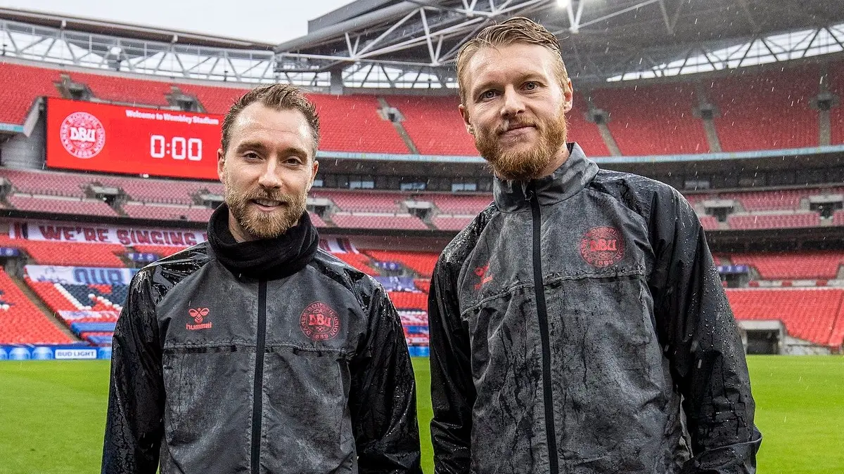 Christian Eriksen junto a Simon Kjaer en Wembley (@DBUfodbold)