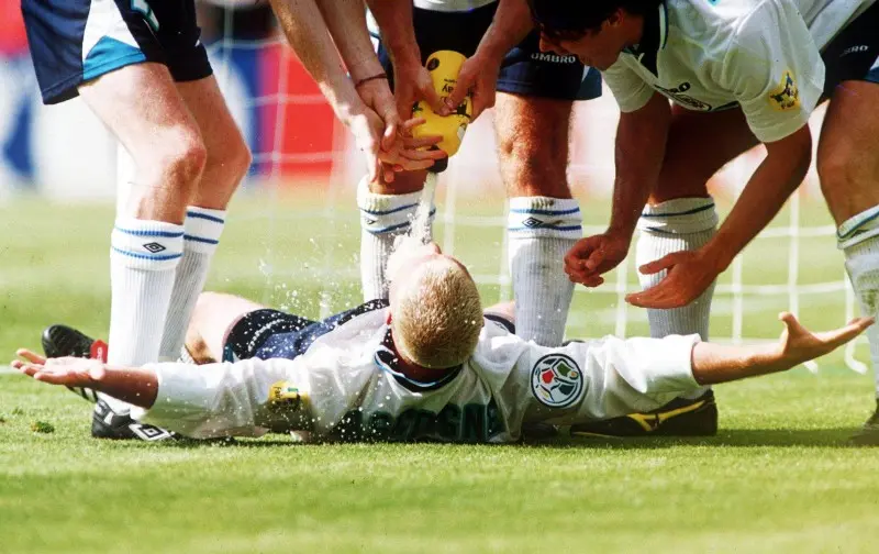 Paul Gascoigne causó polémica por su celebración de su gol en el Inglaterra vs Escocia - Twitter @EURO2020