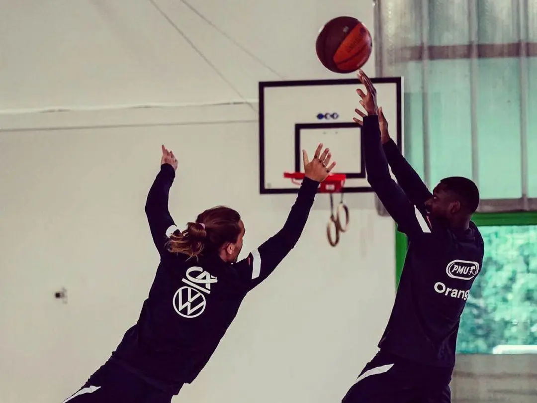 Griezmann y Ousmane Dembélé juegan basquetbol con Francia - @antogriezmann