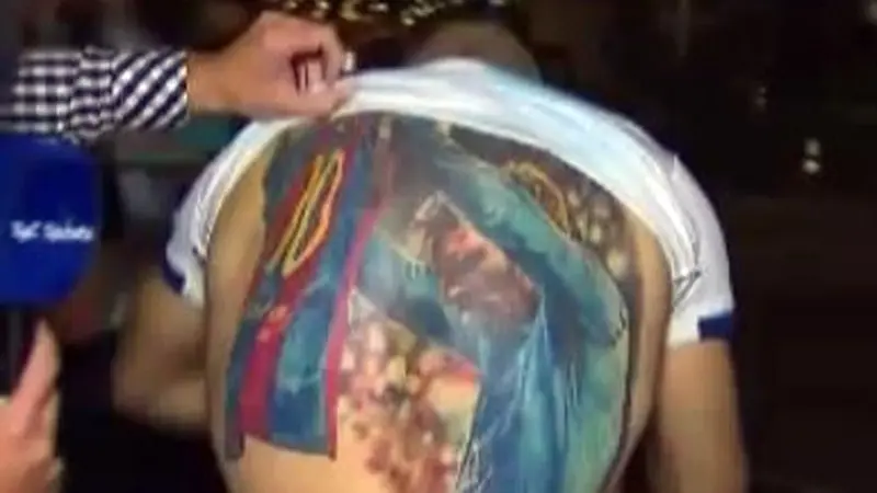 El fan brasileño mostró el tatuaje de Messi que lleva en su espalda. (Captura de pantalla)