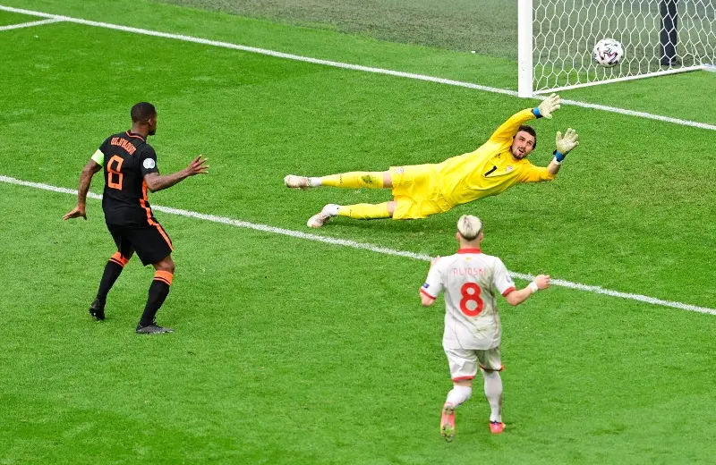 Wijnaldum anotó un doblete contra Macedonia del Norte (@UEFAcom_es)