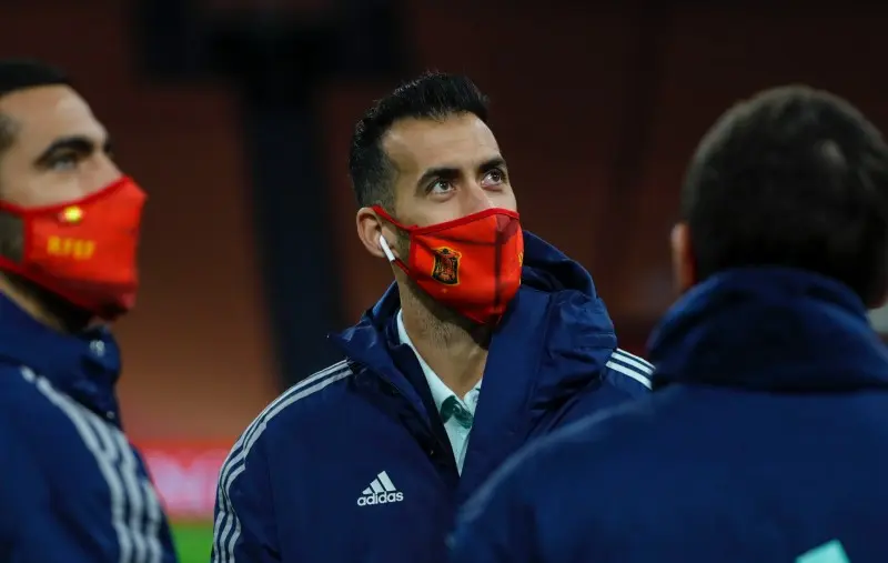Sergio Busquets previo a un partido de España - Twitter @SeFutbol