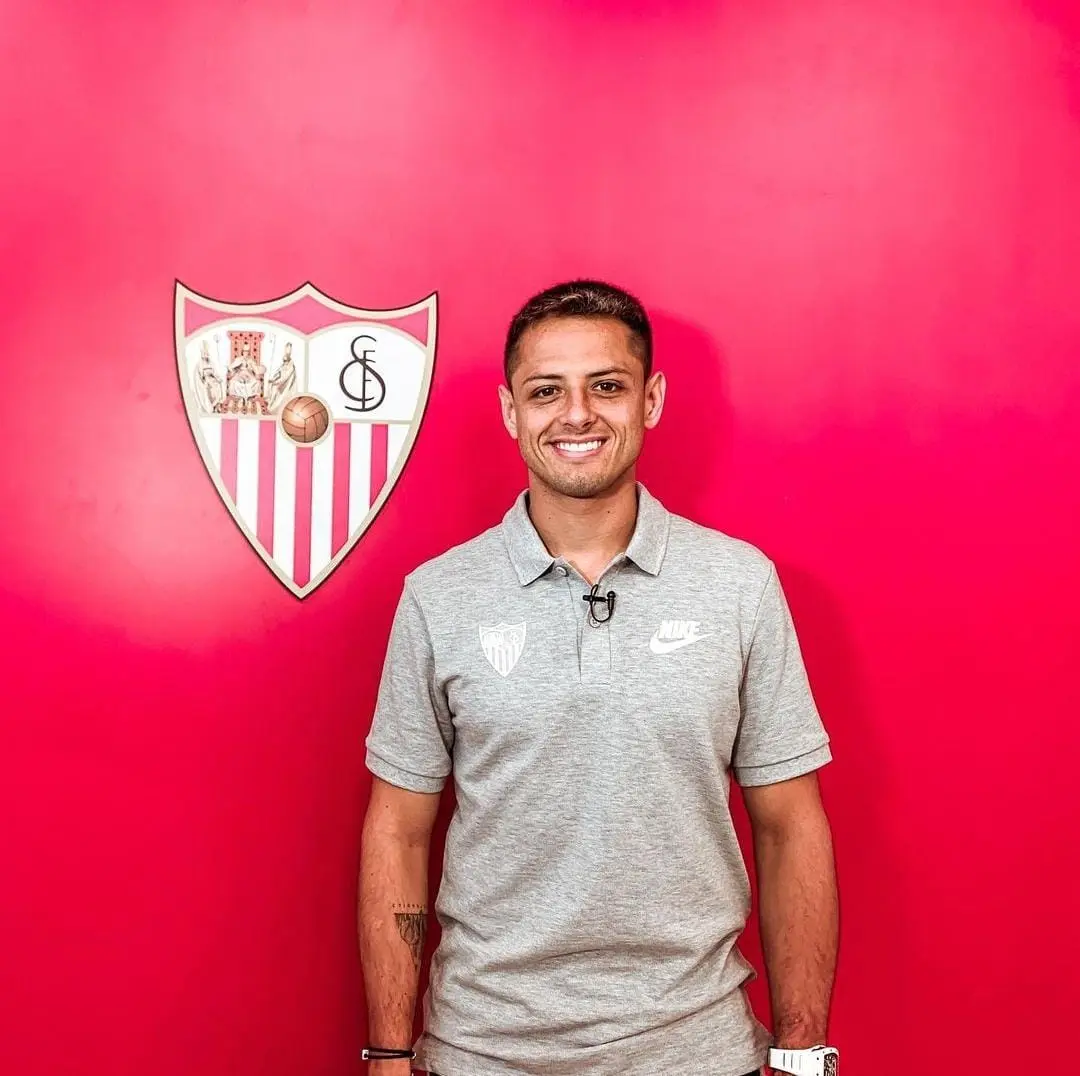 'Monchi' apostó por 'Chicharito' en el 2019 pero el mexicano solo duró seis meses en el Sevilla-@ch14_