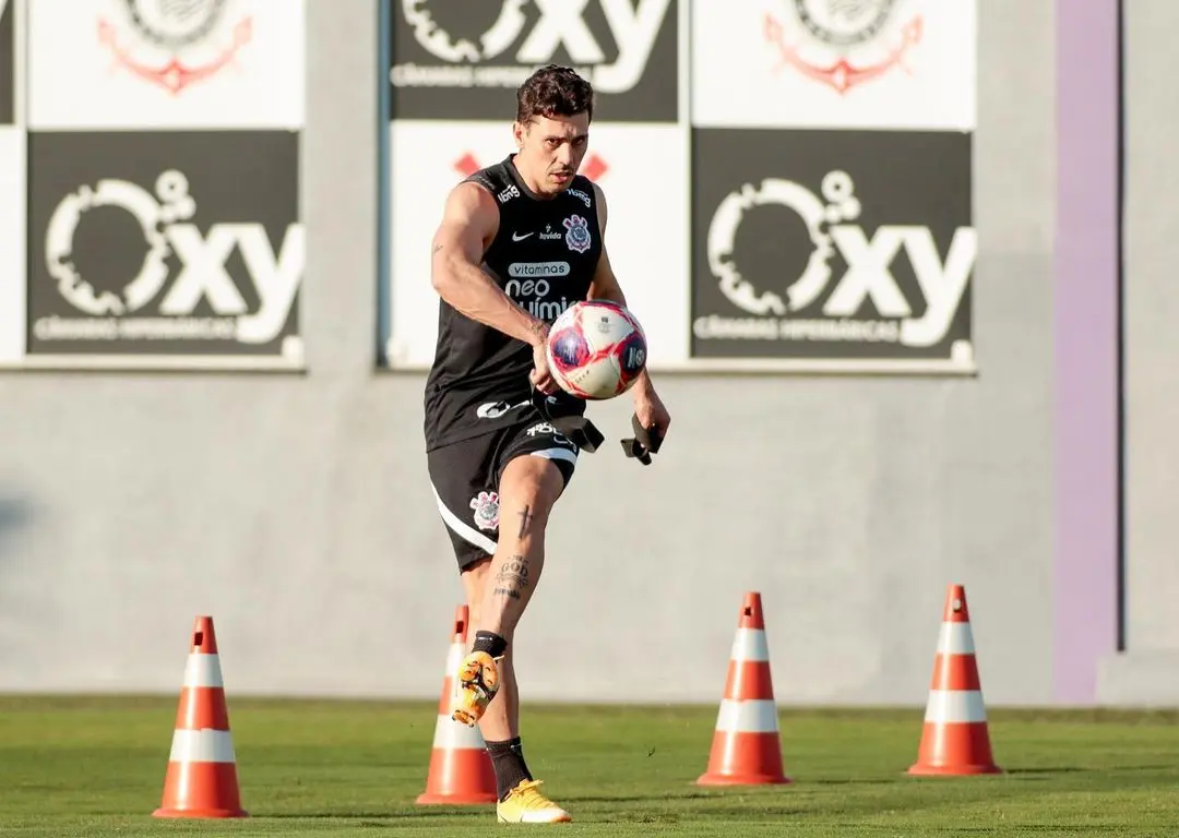 Avelar en una práctica del Corinthians - @daniloavelar