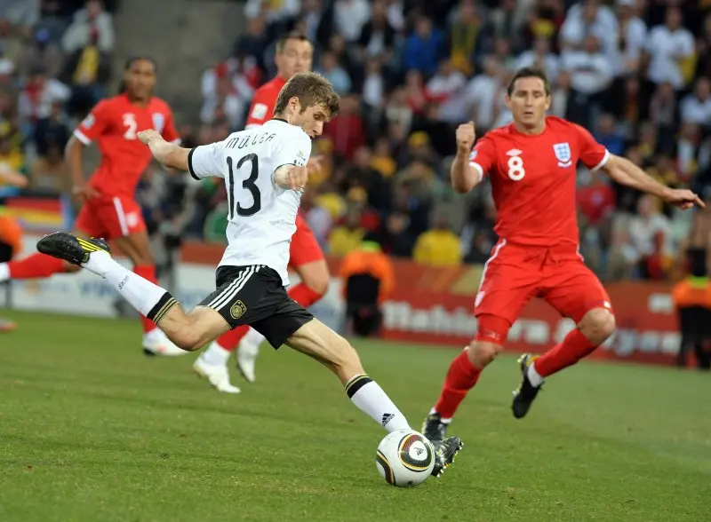 Thomas Müller intenta un disparo en el Alemania vs Inglaterra en el Mundial del 2010 - Twitter @FIFAWorldCup