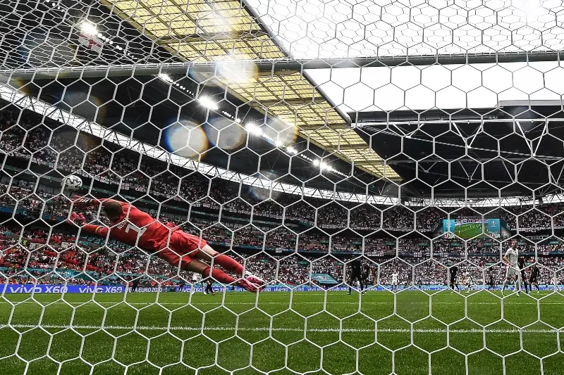 Neuer detuvo la primera aproximación de Sterling (@UEFAcom_es)