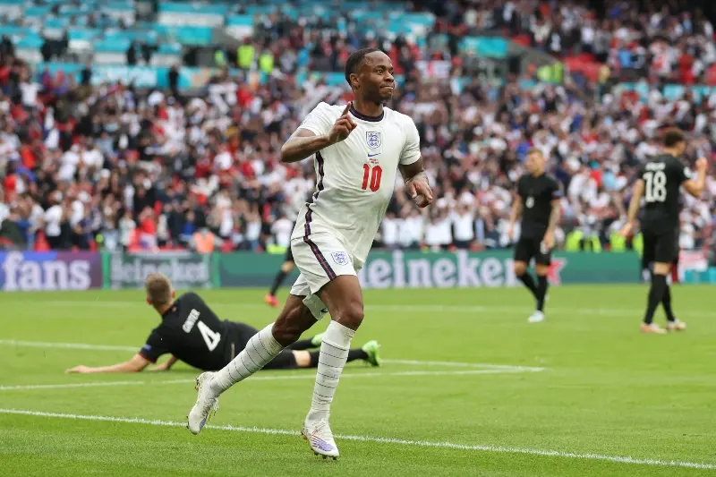 Sterling abrió el marcador para Inglaterra (@EURO2020)