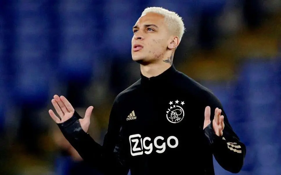 Antony en calentamiento con el Ajax - @antony00