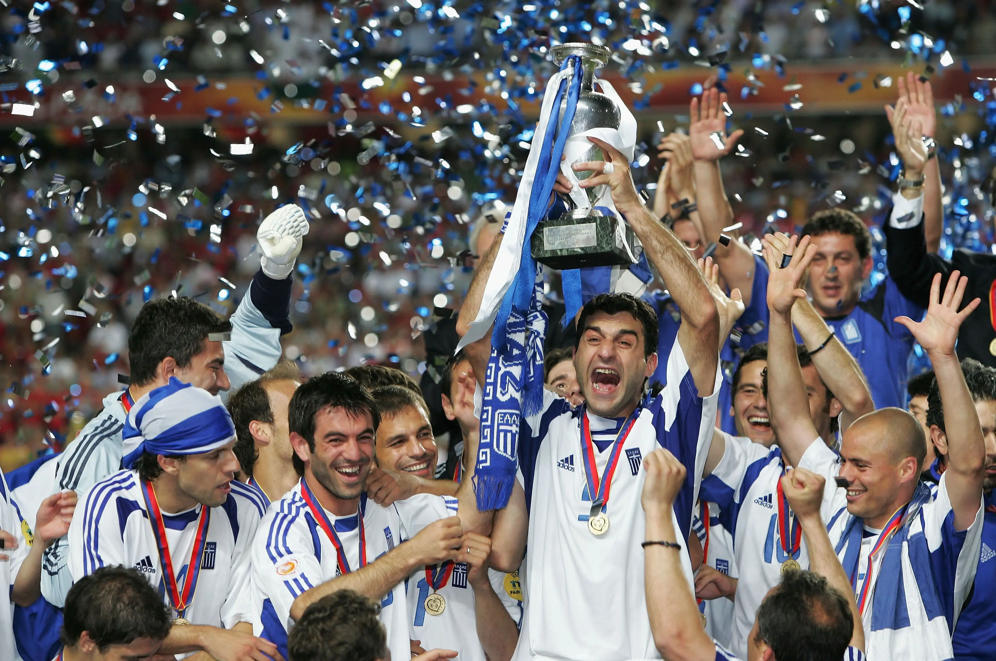 Grecia celebra la obtención del título en 2004 - @EURO2020