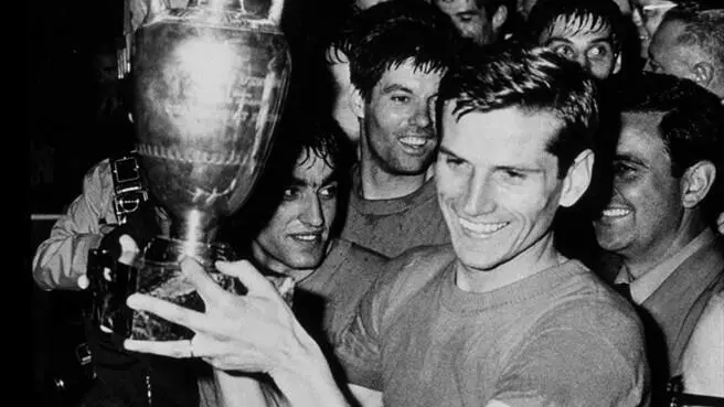 Giacinto Facchetti con la Eurocopa de 1968 - @EURO2020