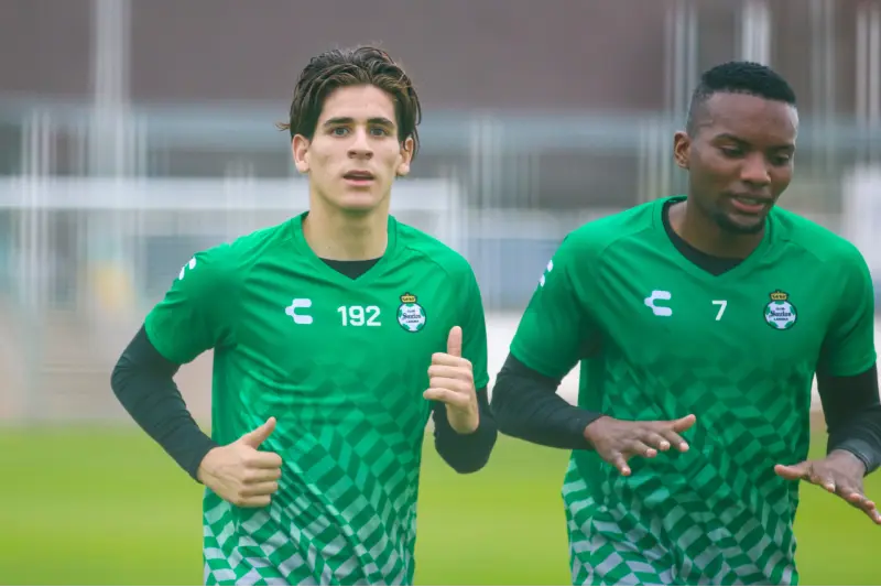Santiago Muñoz en un entrenamiento de Santos - Twitter @ClubSantos