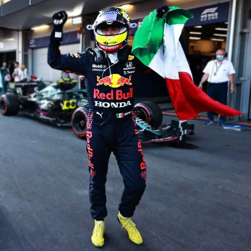 El piloto mexicano desea seguir perteneciendo a la escudería austríaca. Foto: Instagram Red Bull Racing