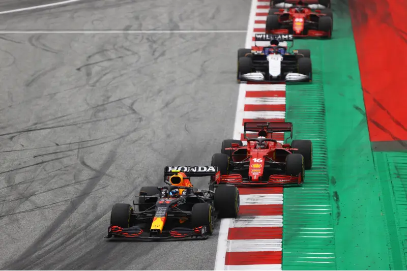 Checo Pérez empujó en 2 ocasiones a Charles Leclerc en el GP de Austria - (Getty Images / Red Bull Content Pool)