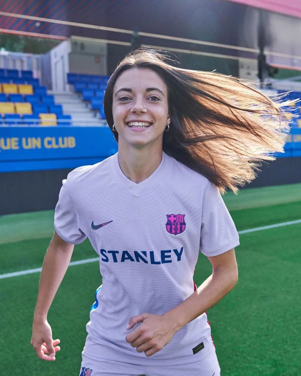 Aitana Bonmatí ya luce el nuevo uniforme del club (Instagram - @fcbfemeni)