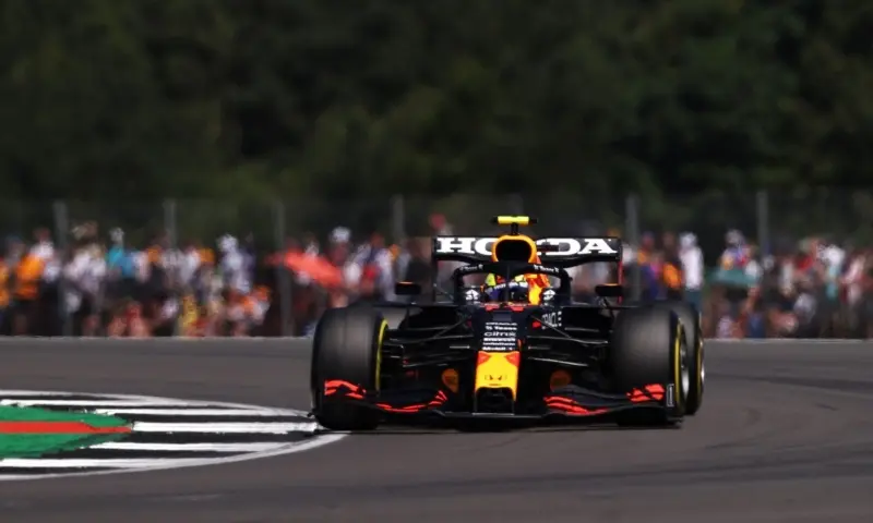 El piloto mexicano no tuvo fortuna en Silverstone (@SChecoPerez)