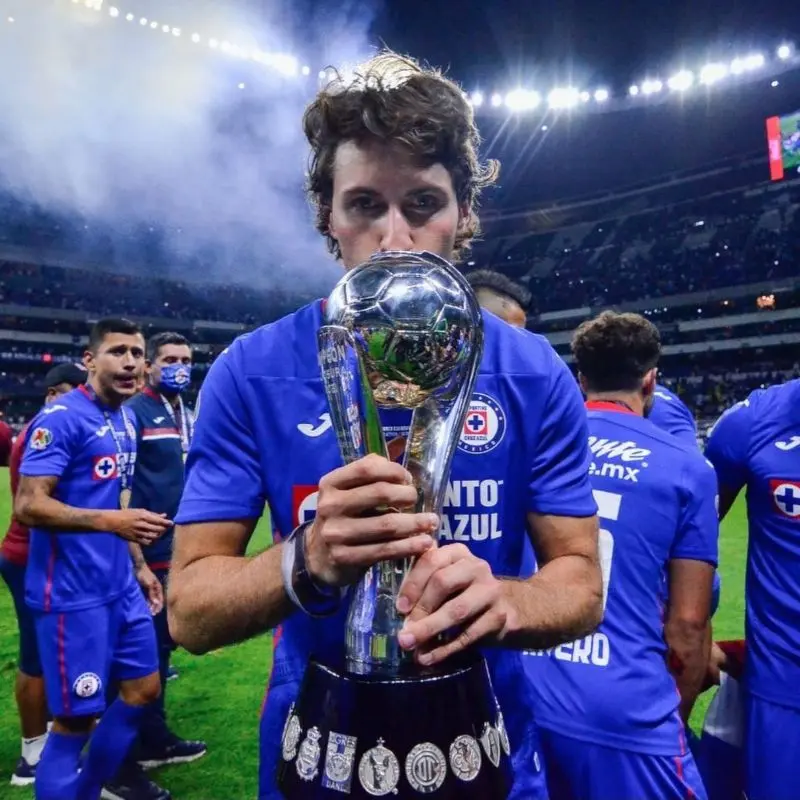 Santiago Giménez quedó campeón con Cruz Azul en la cancha del Azteca. Foto: Instagram sant.gimenez