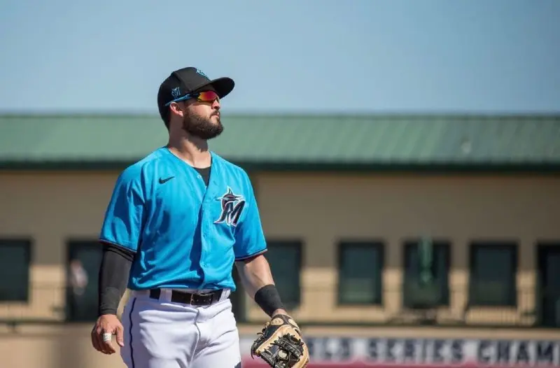 Eddy Álvarez en un partido de los Marlins - Instagram @eddyalvarez90