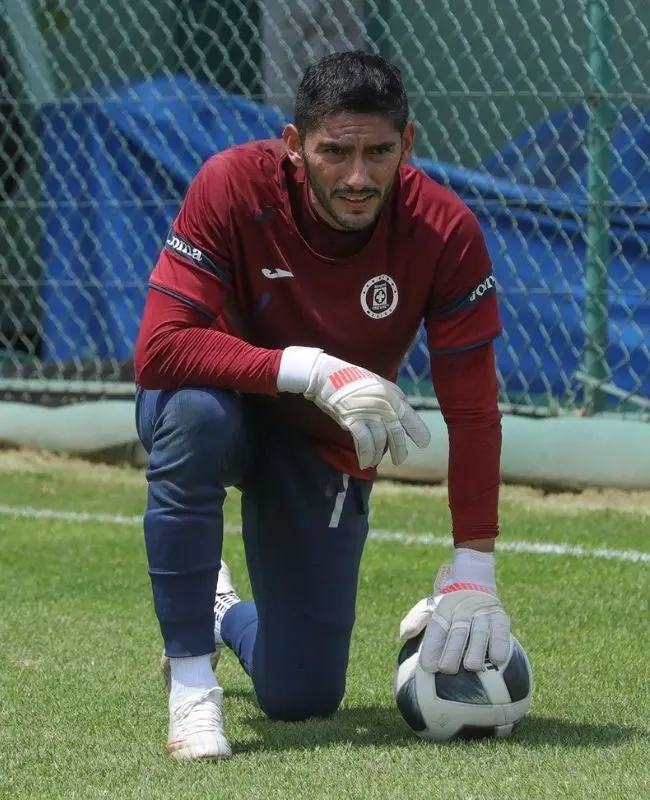 Jesús Corona se lesionó la mano derecha y estará de regreso en un periodo estimado de 6 a 8 semanas. Foto: Instagram Cruz Azul.