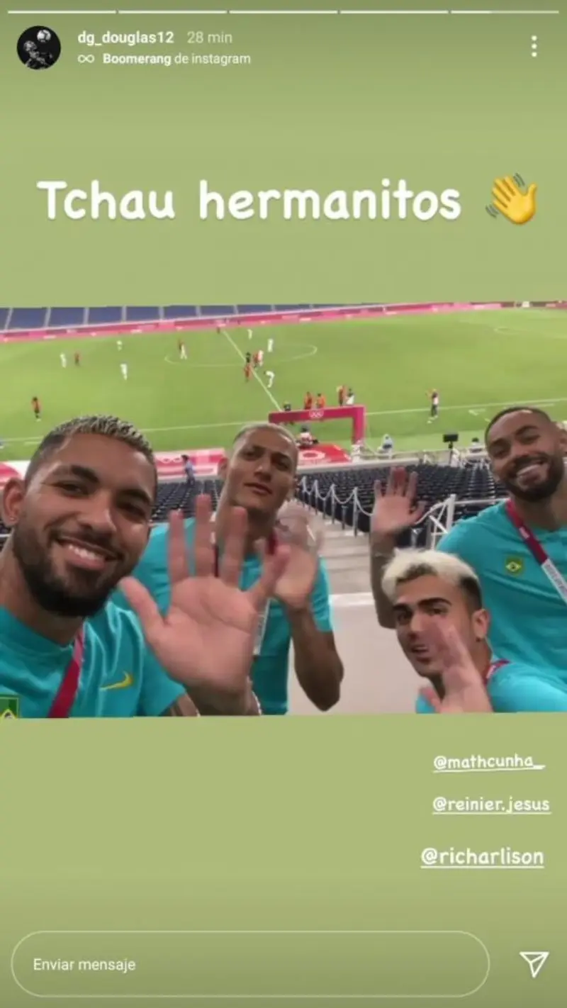 Los jugadores de Brasil contemplaron el juego de Argentina contra España.