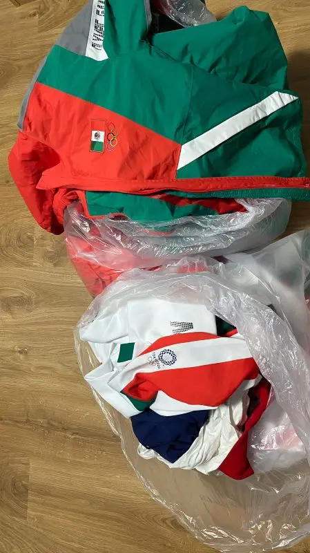 Las boxeadoras Brianda Tamara y Esmeralda Falcón hallaron las prendas en bolsas de basura dentro de la villa olímpica. Foto: Twitter Brianda Tamara.