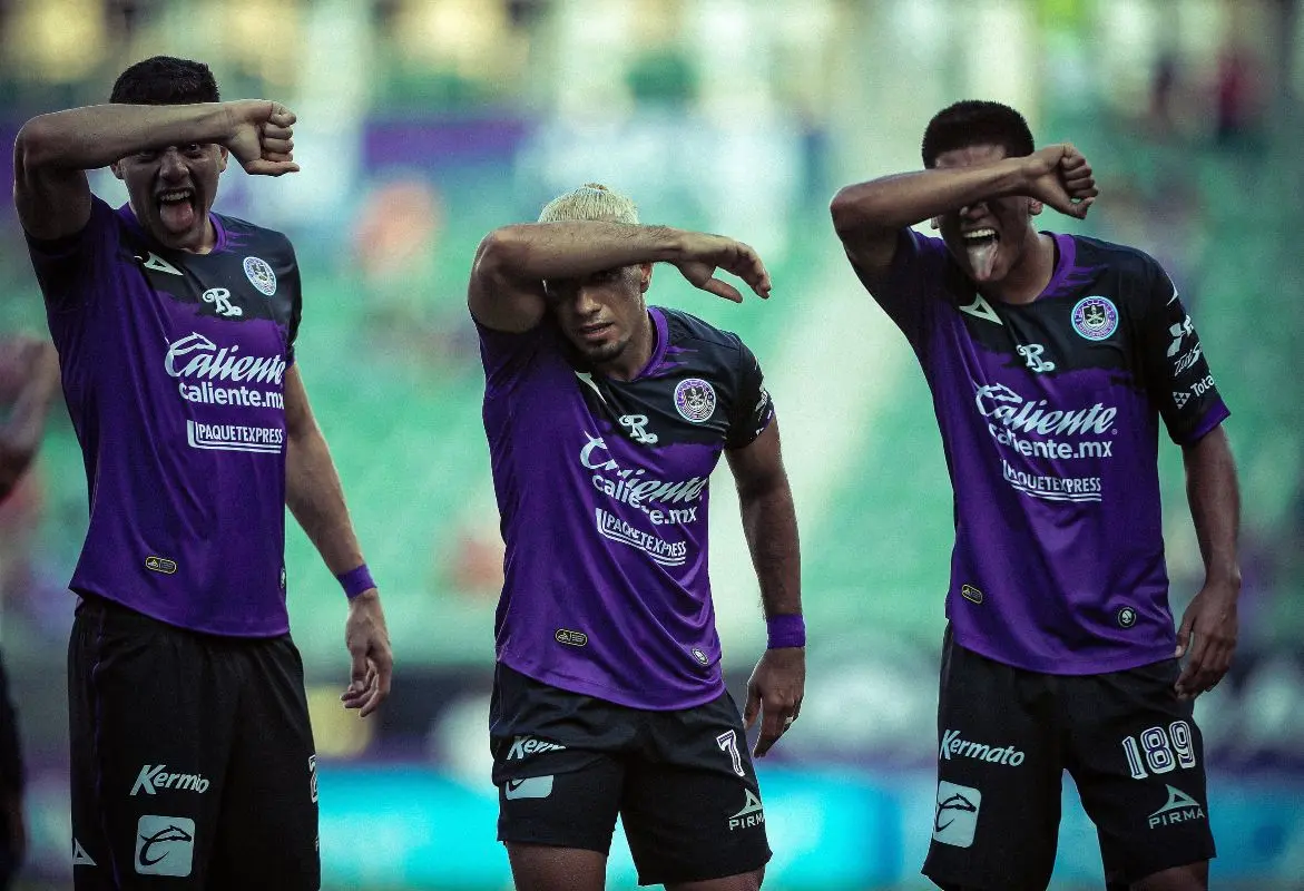 El brasileño se llevó los aplausos al anotar los goles del triunfo mazatleco. Foto: Twitter MazatlanFC