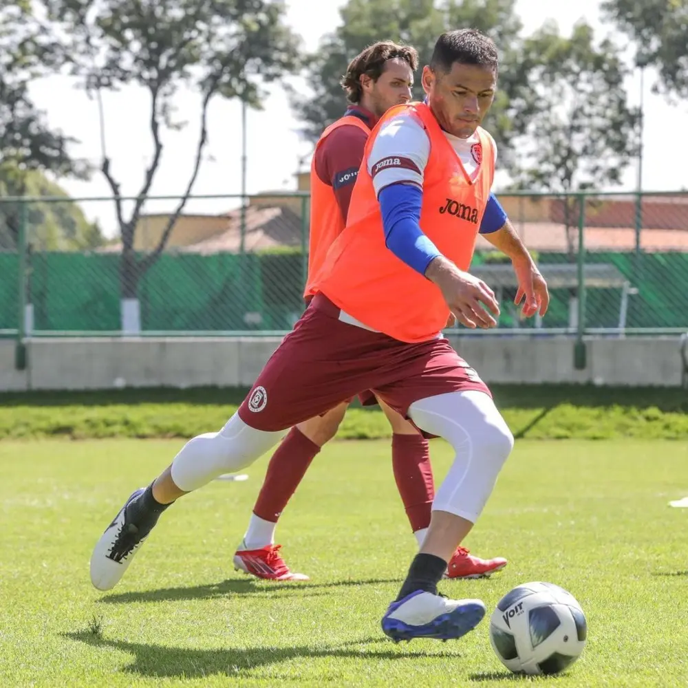 El defensa Pablo Aguilar durante el entrenamiento de Cruz Azul. (@cruzazul)