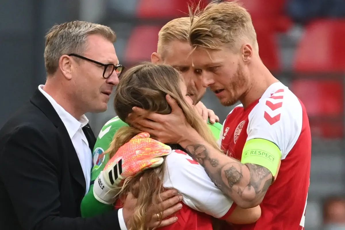 Kjaer capitán de Dinamarca fue reconocido por su actuar en aquella ocasión-Twitter
