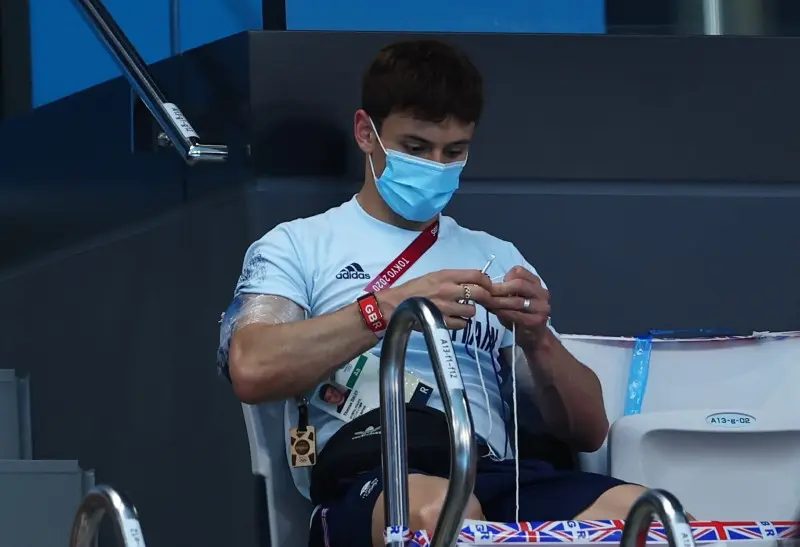 Tom Daley se volvió tendencia en redes sociales por tejer durante competencias de Tokio 2020 - Twitter @Olympics