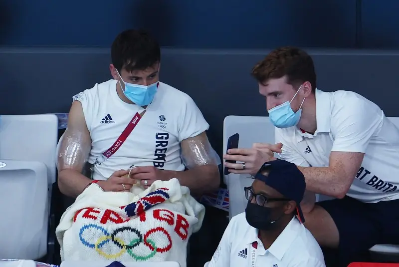 Tom Daley se volvió tendencia en redes sociales por tejer durante competencias de Tokio 2020 - Twitter @Olympics