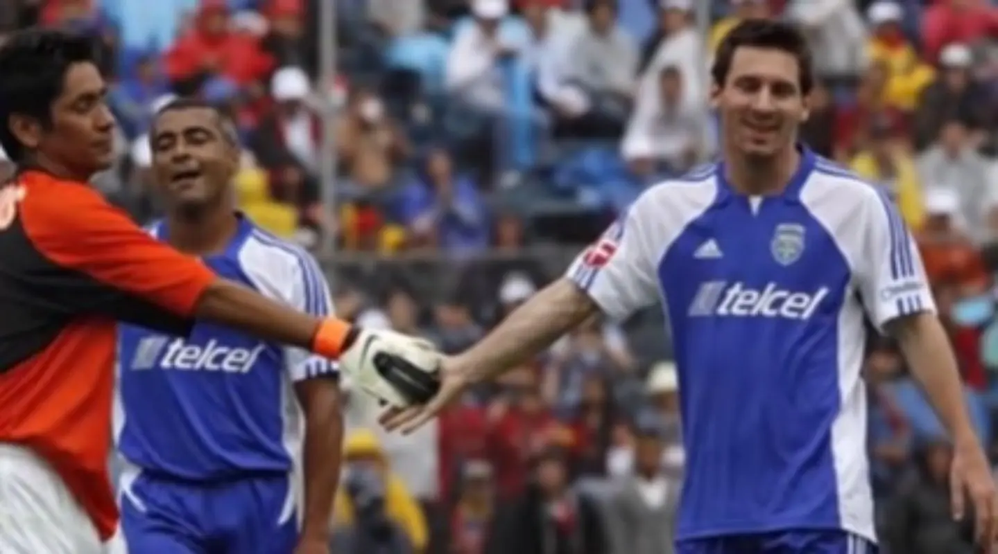 El argentino en su presentación en México tuvo un gran duelo con Jorge Campos. Foto: Captura de pantalla.
