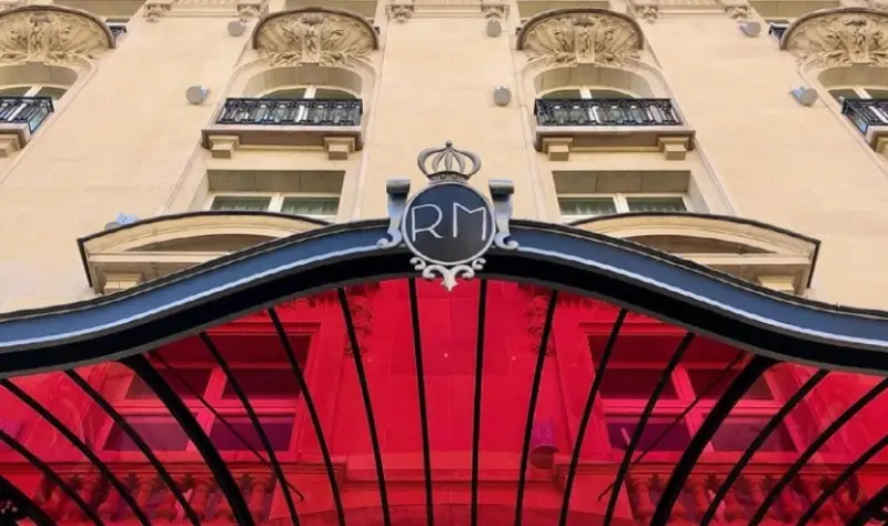 La fachada del hotel Le Royal Monceau (@leroyalmonceau)