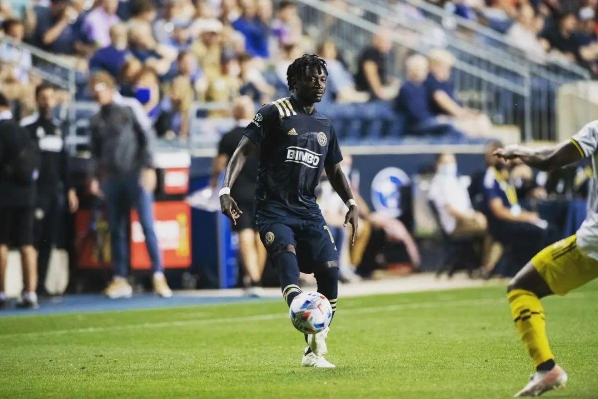El futbolista camerunés salió del partido después de perder la pieza frontal de su dentadura. Foto: Instagram mbaizoolivier