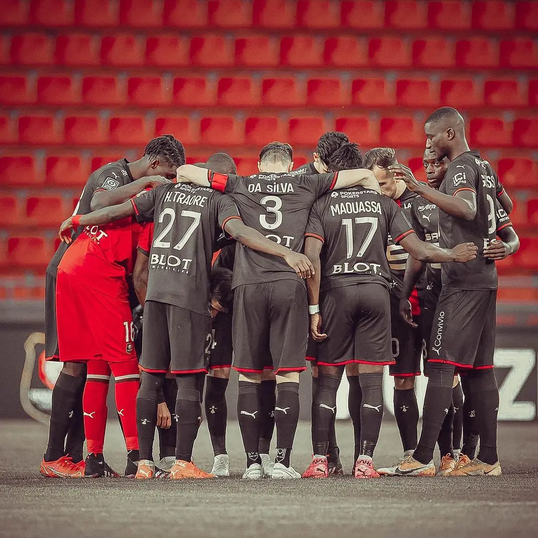 Futbolistas del Rennes previo a un juego - @staderennaisfc