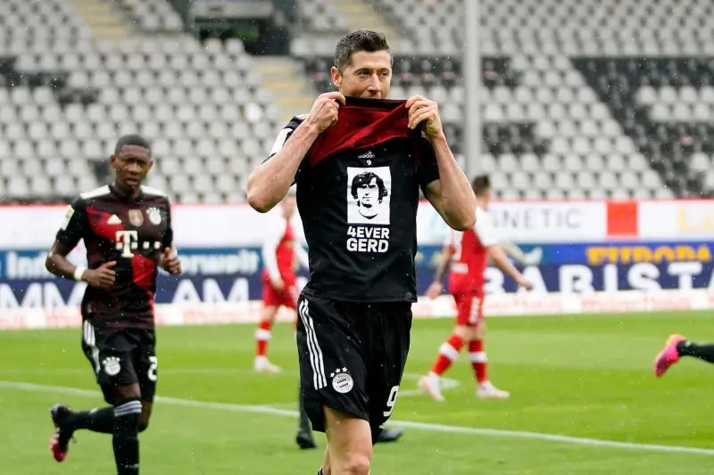 Lewandowski dedicó su gol 40 en la 2020-21 a Gerd Müller - Twitter @FCBayern