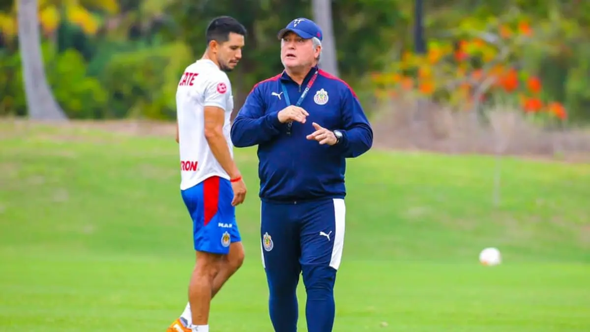 Víctor Manuel Vucetich en un entrenamiento de Chivas - Facebook Chivas