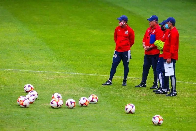 Víctor Manuel Vucetich en un entrenamiento de Chivas - Facebook Chivas