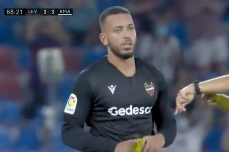 Rúben Vezo, defensa del Levante, fue el portero improvisado de su equipo - Twitter @ESPNFC