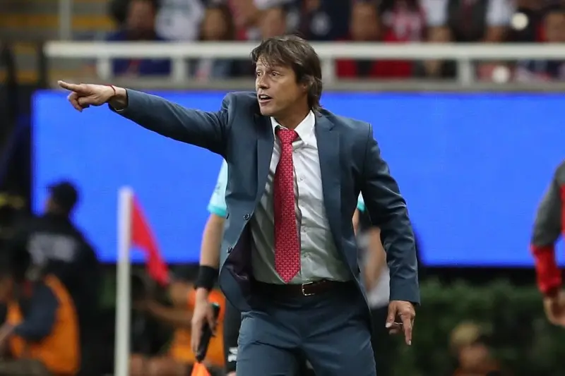 Matías Almeyda dirige en un partido de Chivas - Twitter @Chivas