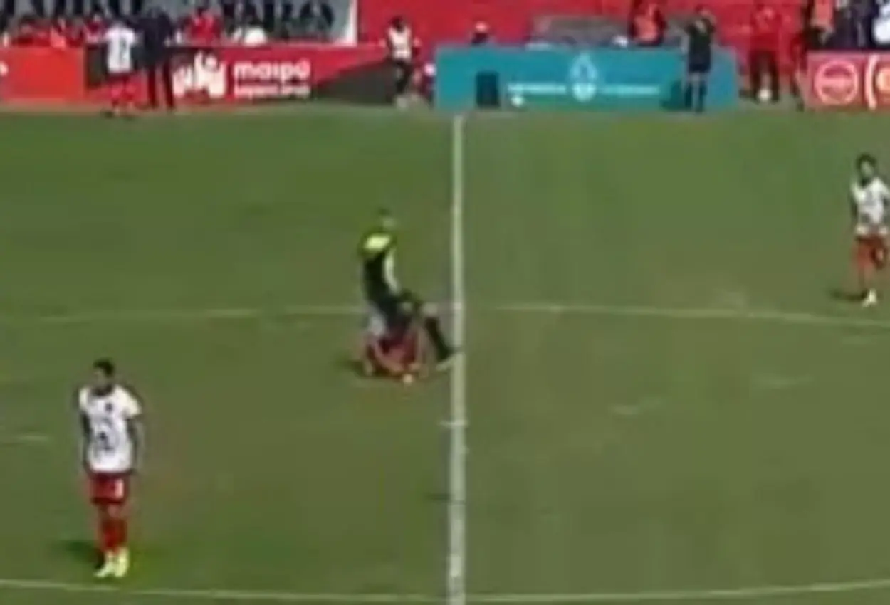 El silbante chocó con un futbolista y se lesionó. Foto: Captura de pantalla.